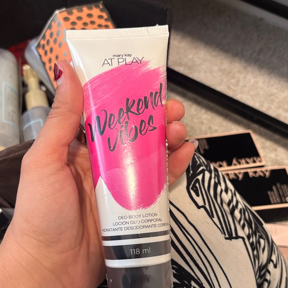 Mary Kay At Play Weekend Vibes Deo Body Lotion - Pink and White
